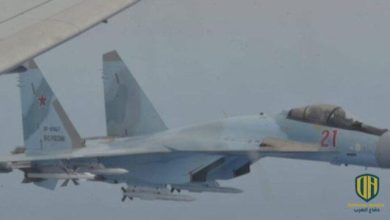 فيديو: مروحية من طراز “مي-26” تنقل مقاتلة من طراز “سو-27” عبر الحبال في منظر فظيع