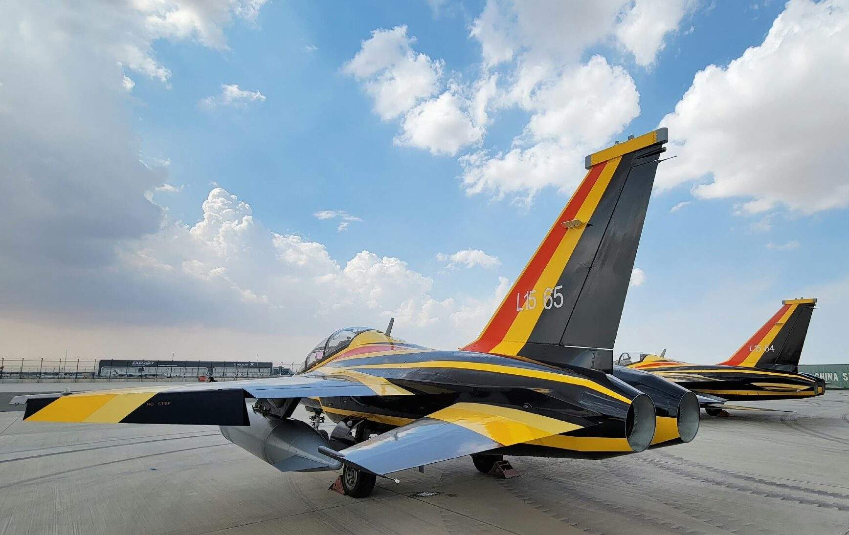 الطائرة الصينية “إل – 15 أيه فالكون”