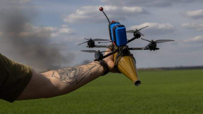 سلاح جديد يهز عروش الحروب.. مسيرات FPV القاتلة