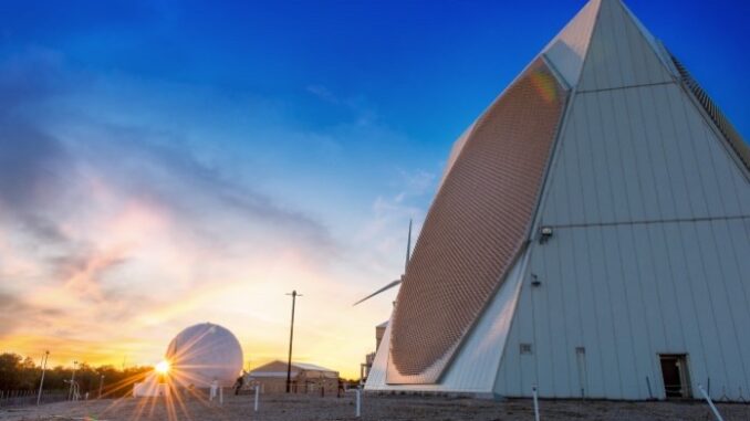 شركة “ريثيون ميسلز آند ديفينس” تستكمل عمليات تحديث رادارات الإنذار المبكّر المطورة (UEWR) بترقيات من الجيل الثاني