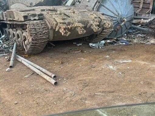 العثور على دبّابة إسرائيلية في باحة للخردة في مدينة نيشر