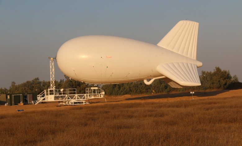 إسرائيل تطلق أكبر منطاد مراقبة جوية في العالم على حدودها الشمالية