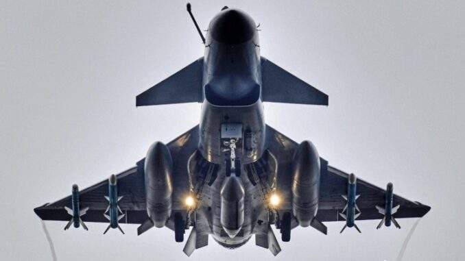 11 دقيقة إلى تل أبيب: مقاتلات J-10C الصينية تقلب موازين القوى في مصر!