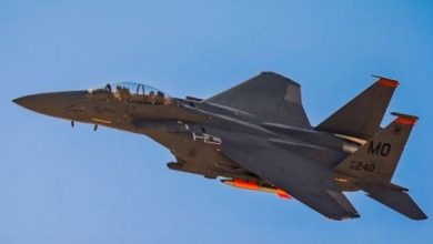 مقاتلة “إف-15” تشارك في اختبارات إلقاء قنابل نووية