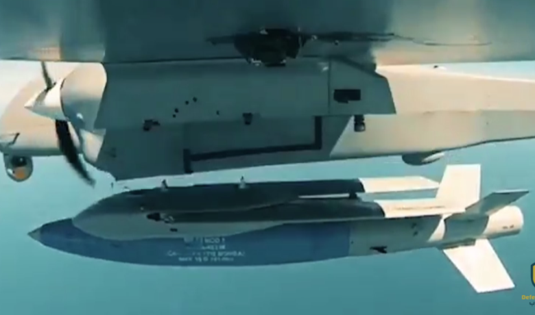 المسيّرة التركية “أكسنجور” تختبر إطلاق صواريخ ذكية وموجّهة