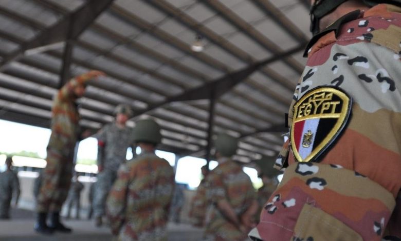 الجيش المصري: مقتل ضابط و10 جنود في هجوم شنه مسلحون غربي سيناء