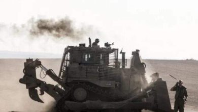 تعرّف الى مميزات جرافة “تيدي بير”.. سلاح إسرائيل في الهجوم البري