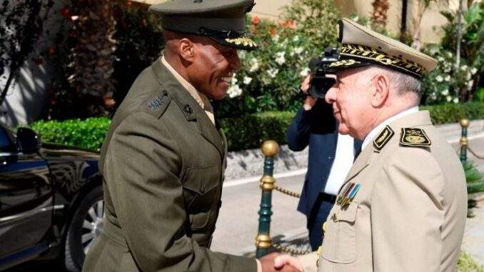 قائد “أفريكوم” في الجزائر.. تعاون عسكري لمواجهة التحديات الأمنية في أفريقيا