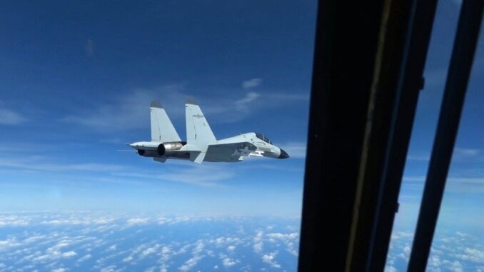 طائرة أميركية من طراز “آر سي – 135” تتجنب الاصطدام بمقاتلة صينية