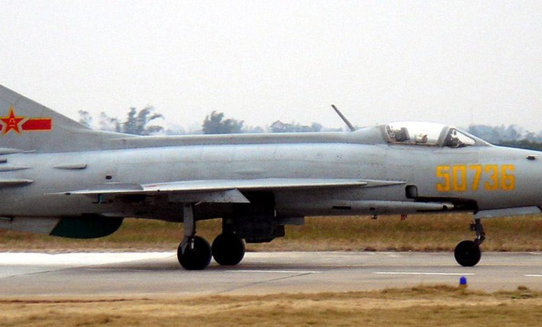 “سي سي تي في”: تحطم مقاتلة صينية فوق منازل في مقاطعة هوبي