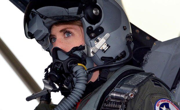 الذكاء الاصطناعي سيواجه طيار بشري لمقاتلة من طراز F-16 في محاكمات AlphaDogfight