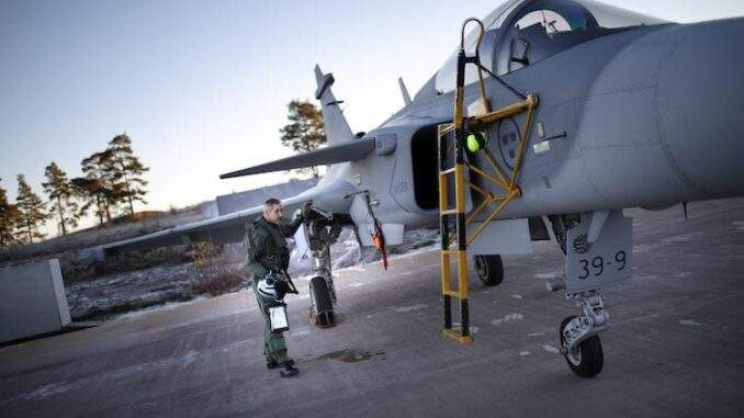 زيلينسكي يعلن بدء محادثات مع السويد لتسليمه طائرات “جريبين”