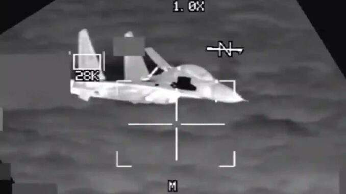 مقاتلة صينية تقترب بشكل خطير من قاذفة أمريكية فوق بحر الصين الجنوبي