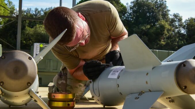 “واشنطن بوست”: أمريكا تخطط لدعم أوكرانيا بأدوات لصنع قنابل ذكية