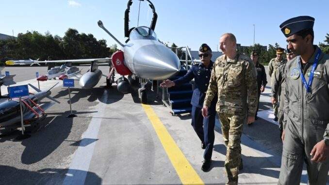 مقاتلات JF-17 تحلق في سماء أذربيجان.. تعرف إلى تفاصيل هذه الصفقة