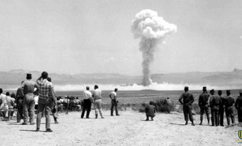 صحيفة بريطانية: إحجام فرنسا عن التوقيع على معاهدة حظر الأسلحة النووية للتهرب من التعويضات الإنسانية والبيئية للجزائر