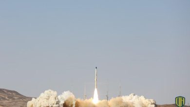 طهران تختبر صاروخ قادر على حمل قمر صناعي (صور)