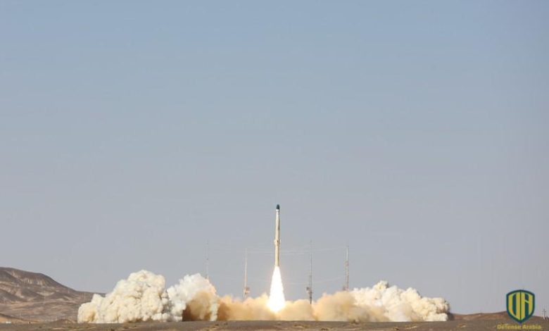 طهران تختبر صاروخ قادر على حمل قمر صناعي (صور)