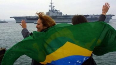 البحرية البرازيلية تغرق حاملة طائراتها الملوثة بمواد سامة وخطرة
