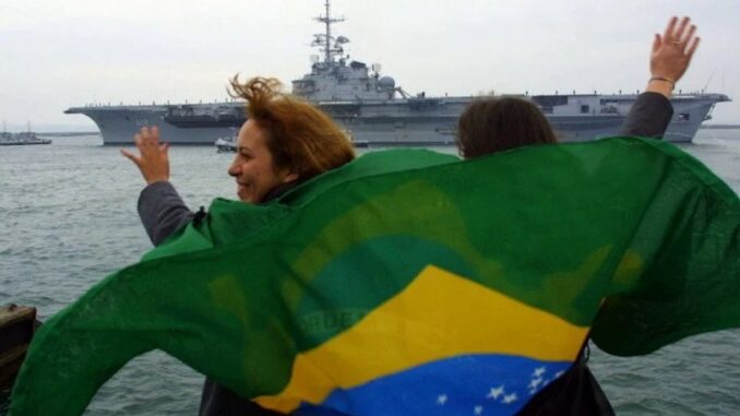 البحرية البرازيلية تغرق حاملة طائراتها الملوثة بمواد سامة وخطرة