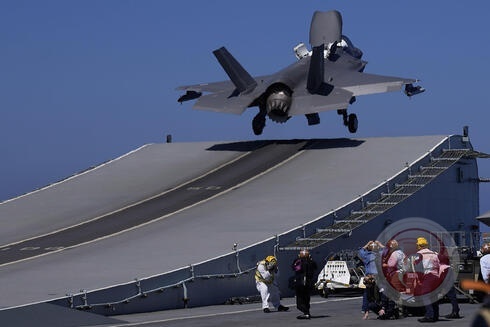 مقاتلة "إف-35" أثناء إقلاعها من حاملة طائرات