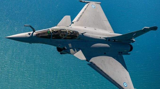 اليونان تُعزّز أسطولها الجوي بـ 40 طائرة “رافال” جديدة