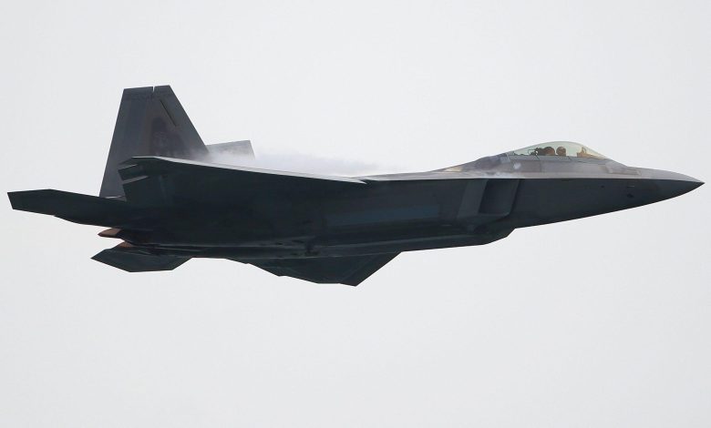 الكشف عن سبب تحطم مقاتلة “إف 22” الأمريكية