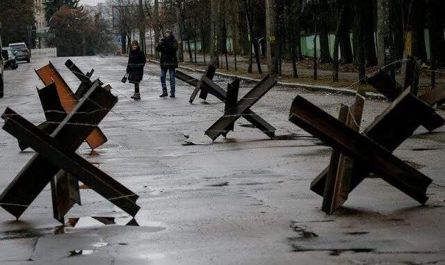 كيف تتغلّب الحلول البسيطة على التكنولوجيا المتقدمة؟ حيلة دفاعية بسيطة تهزم الدبابات العملاقة!