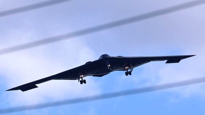 دخان يتصاعد من طائرة “بي-2 سبيريت” الشبحية بعد حدوث خلل في معدات الهبوط