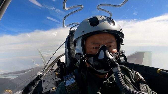 أسرار مقاتلة J-20 تكشف.. لمحة داخل قمرة القيادة