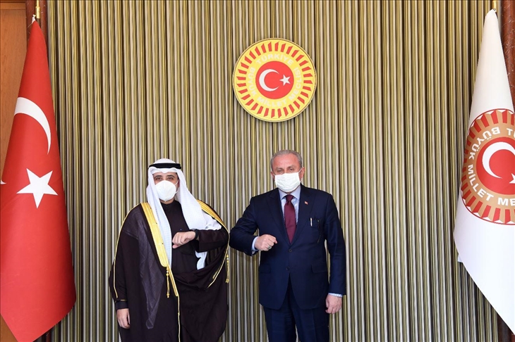 رئيس البرلمان التركي، مصطفى شنطوب و وزير الخارجية الكويتي أحمد ناصر المحمد الصباح (الأناضول)
