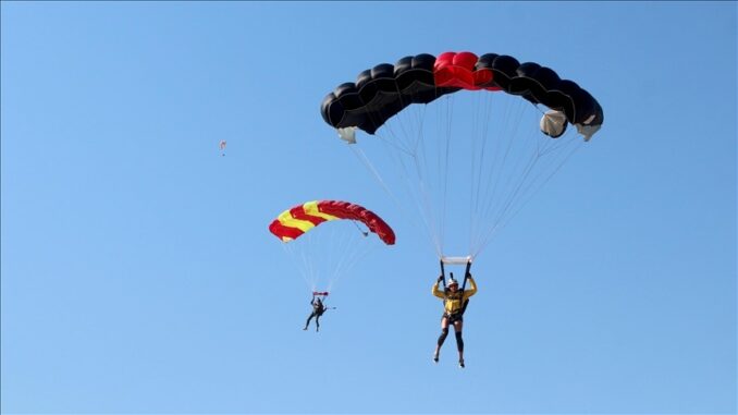 البحرين تستضيف استعراضا مظليا مع الإمارات وإسرائيل وأمريكا