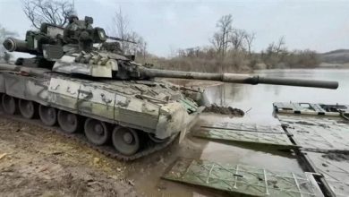 الدفاع الروسية تنشر فيديو لدبابات تعبر نهراً في أوكرانيا (فيديو)