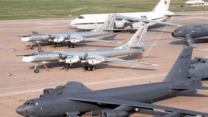 صراع العمالقة: B-52 تواجه Tu-95