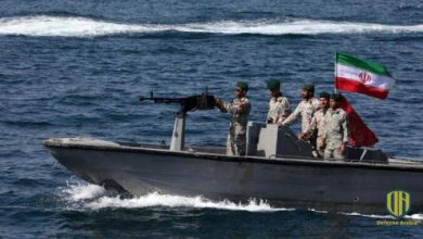 سفن تابعة للبحرية الأميركية تطلق طلقات تحذيرية في مواجهة قوارب إيرانية