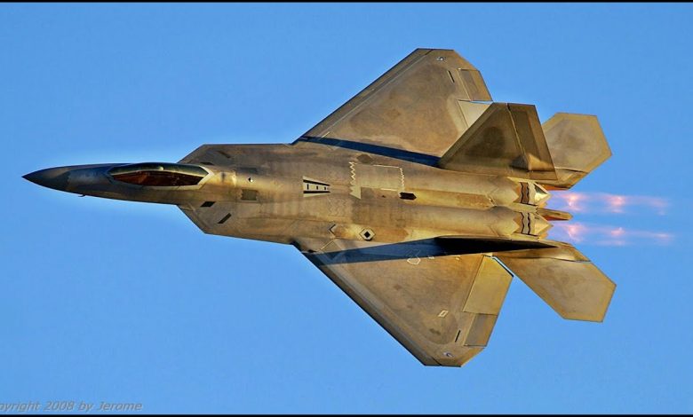 مقاتلات أمريكية من طراز “إف-22” تصل إلى قاعدة الظفرة الجوية الإماراتية (صور)