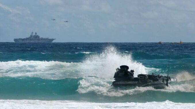 غرق مركبة برمائية فيها جنود أميركيين