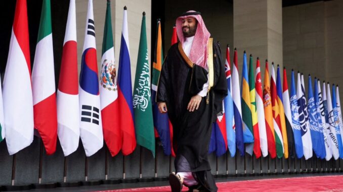 تأمين المستقبل.. كيف توازن دول الخليج بين أخطار الشرق واستقرار الغرب