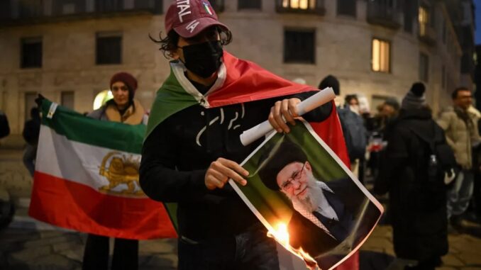 إيران ترسم سيناريو “اليوم التالي”: خطة خامنئي السرية لمواجهة الانهيار وحرب العصابات