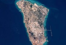 أمريكا تدفع بتعزيزات بحرية ضخمة نحو الشرق الأوسط.. وتلويح بحصار جزيرة “خرج” الإيرانية ضمن عملية “الغضب الملحمي”