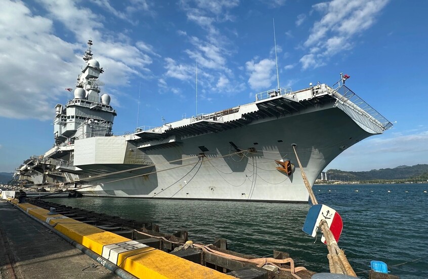 حاملة الطائرات الفرنسية 'شارل ديغول' تصل المتوسط