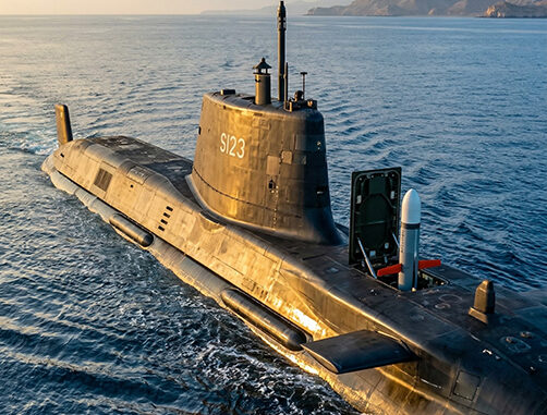 غواصة بريطانية نووية تُحاصر إيران من بحر العرب.. هل اقتربت ساعة الصفر؟