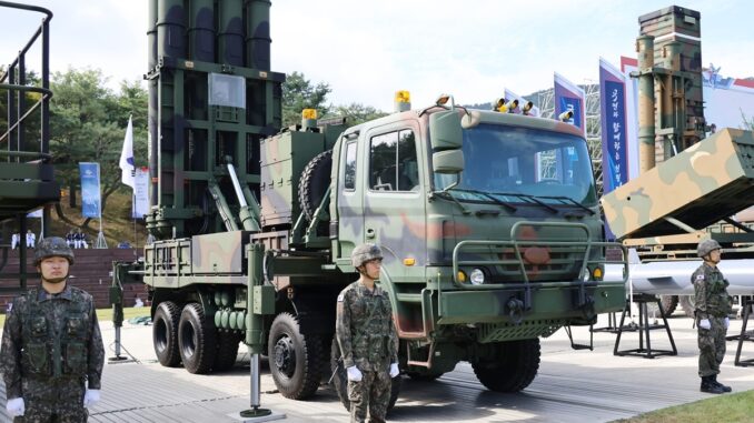 “قوس السماء” يُسقط 29 صاروخاً فوق الإمارات: هل بات السلاح الكوري بديلاً حقيقياً عن “باتريوت” الأمريكي؟