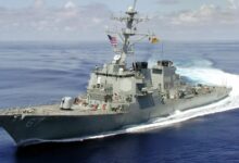 مدمرتان أمريكيتان في مضيق هرمز.. واشنطن تمهّد لإزالة الألغام الإيرانية وطهران تُشهر ورقة “انتهاك الهدنة”